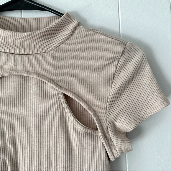 Fame brand tan ribbed knit cutout top, size medium - Picture 2 of 4
